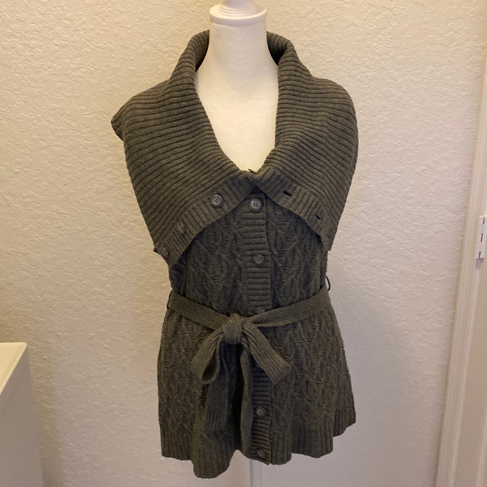 Jones New York beautiful charcoal gray sweater vest. Size M